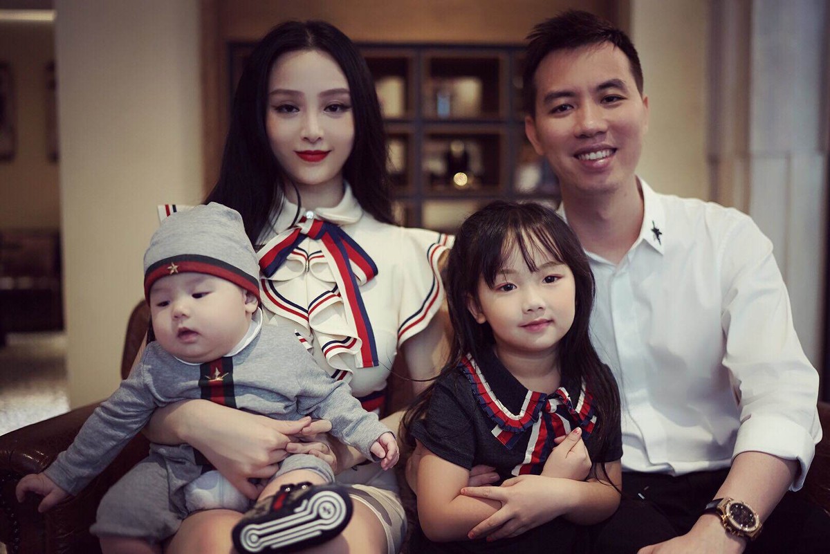  Huyền Baby từng là hot girl cực nổi tiếng tại Hà Nội. Tuy nhiên, cô chọn cách rút lui khỏi showbiz sau khi kết hôn với một đại gia người Sài Gòn.