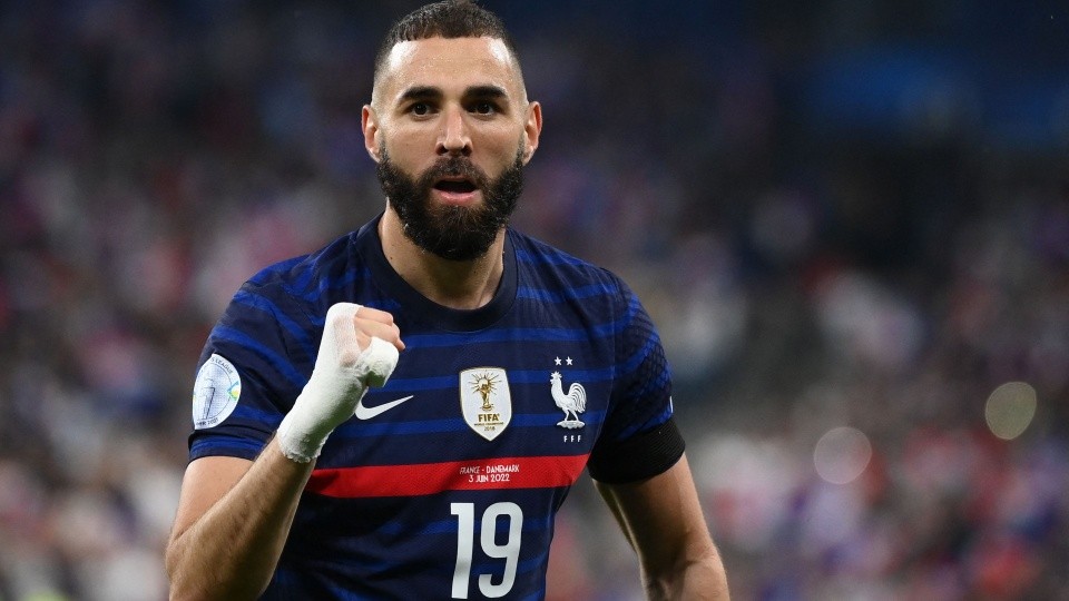 Karim Benzema dính chấn thương đùi trái và quyết định rút lui khỏi  World Cup 2022 để nhường chỗ cho cầu thủ khác. Kế hoạch của HLV Didier Deschamps bị xáo trộn khi Benzema là chân sút chủ lực của "Les Bleus" ở giải đấu tại Qatar.