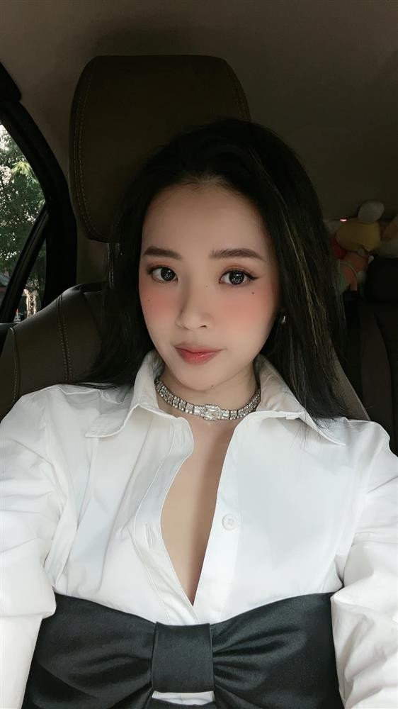 Mới nhất trên trang cá nhân,  Midu đã khoe ảnh selfie khi ngồi trong ô tô. "Vì lười nhổ cỏ nên ngại trồng hoa", cô viết.