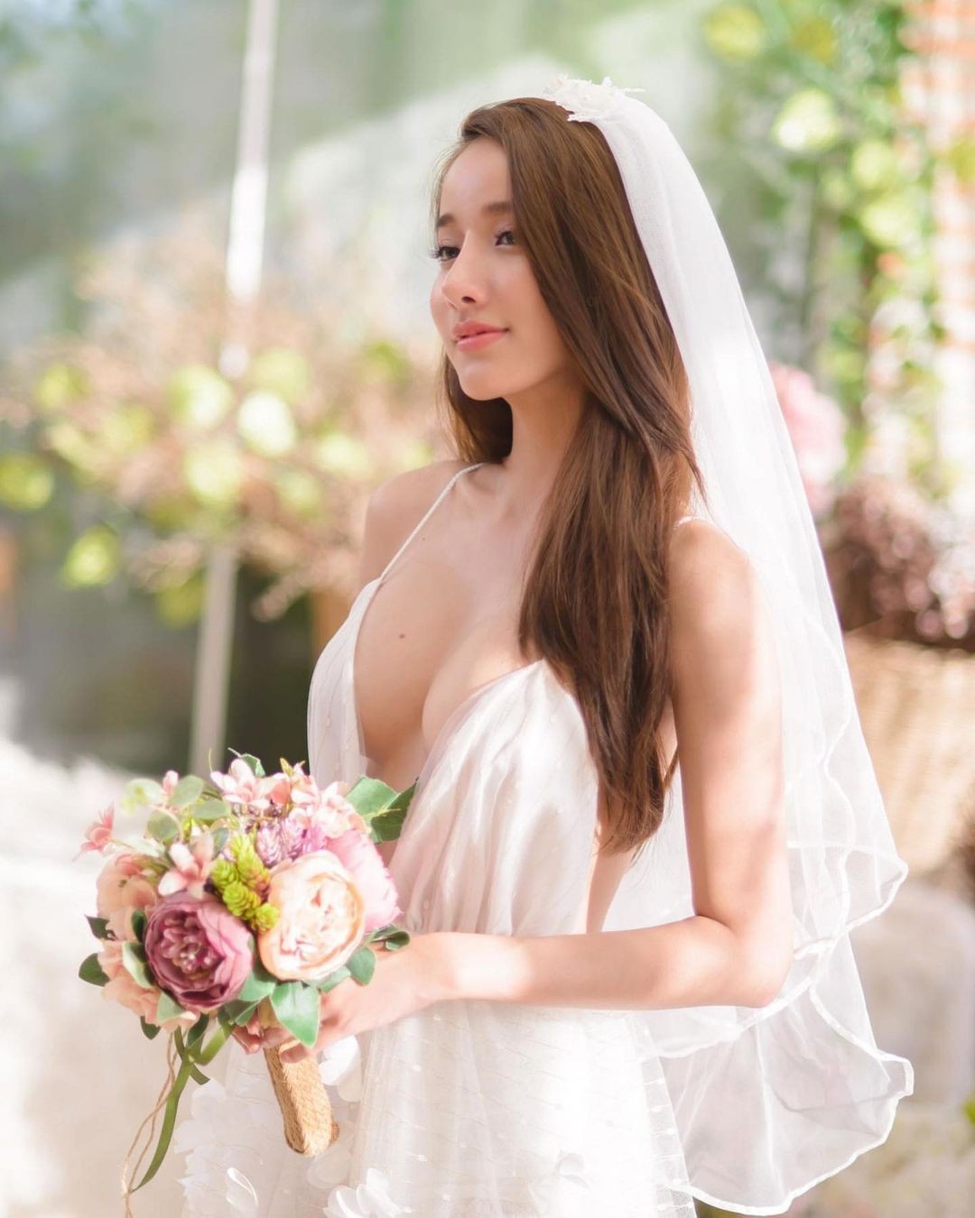 Pichana Yoosuk được gọi với cái tên thân mật là Mook, sinh năm 1997 tại Bangkok, Thái Lan. Cô được mệnh danh là "thiên thần nội y" và "nữ thần gợi cảm" của xứ sở chùa Vàng.