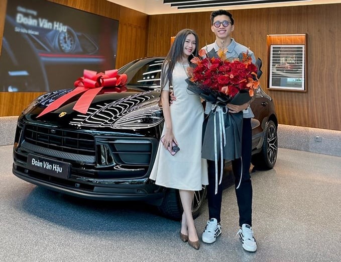 Mới đây, Đoàn Văn Hậu đã quyết định đầu tư tiền tậu cho mình chiếc xe Porsche Macan 2023 và ngay lập tức thu hút sự chú ý của nhiều người.