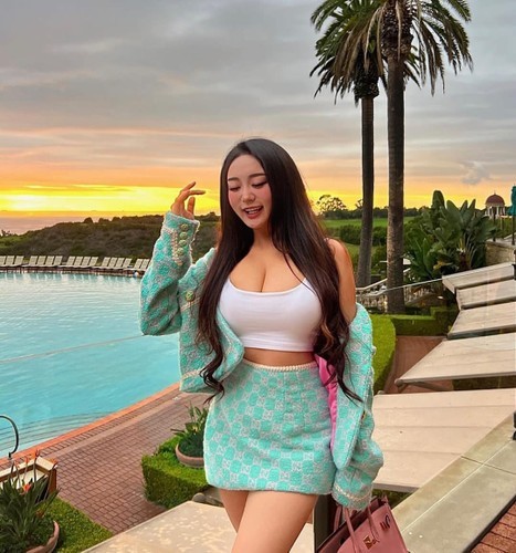 Rebecca Liu là hot girl người gốc Trung Quốc, hiện đang sinh sống ở Mỹ. Cô là Travel Blogger và Fashion Blogger nổi tiếng, sở hữu lượng fan đông đảo trên facebook và instagram.