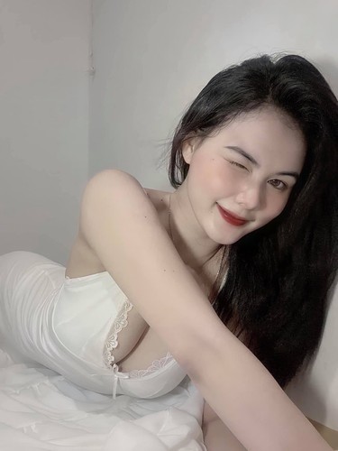 Trương Thị Mụi (sinh năm 2000, quê Khánh Hòa) được biết đến với danh xưng "hot girl Nha Trang". Cô nàng sở hữu cái tên độc lạ và phía sau đó là một câu chuyện thú vị.