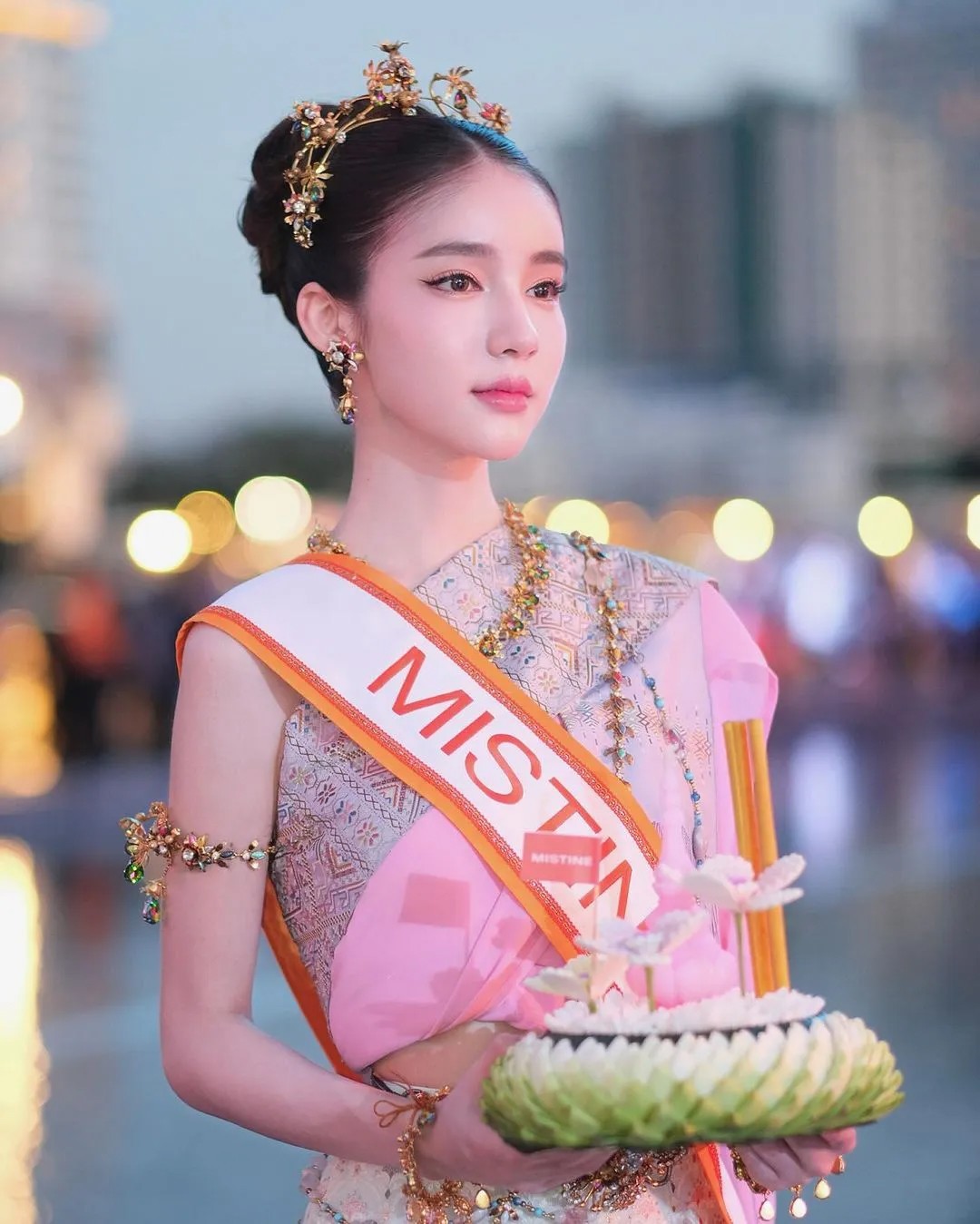 Vừa qua, lễ hội hoa đăng Loy Krathong 2023 đã diễn ra trong sự hào hứng của người dân Thái Lan. Cũng trong lễ hội này, sự xuất hiện của người đẹp Yoshi Rinrada nhanh chóng trở thành tâm điểm thu hút sự chú ý.