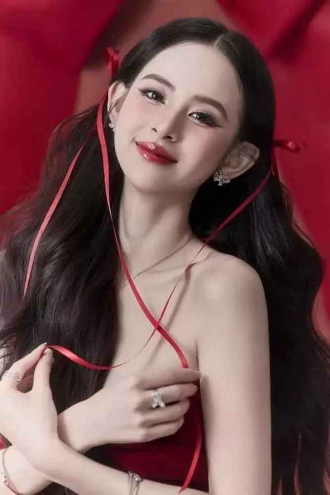 Hương Liên là một gương mặt nổi bật của cuộc thi The Face 2023. Cô sinh năm 2002 đến từ Hà Nam, hiện đang sinh sống tại Hà Nội.