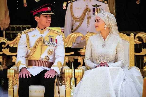 Những ngày vừa qua, đám cưới thế kỷ của Hoàng tử Brunei Abdul Mateen (32 tuổi) đang là tâm điểm chú ý khắp châu Á. Bởi lẽ, hôn lễ diễn ra hoành tráng, kéo dài suốt 10 ngày từ 7/1 với nhiều nghi lễ Hoàng gia. Bên cạnh đó, visual cực phẩm của Hoàng tử và vợ - tiểu thư Anisha (30 tuổi) cũng khiến công chúng xuýt xoa khen ngợi.