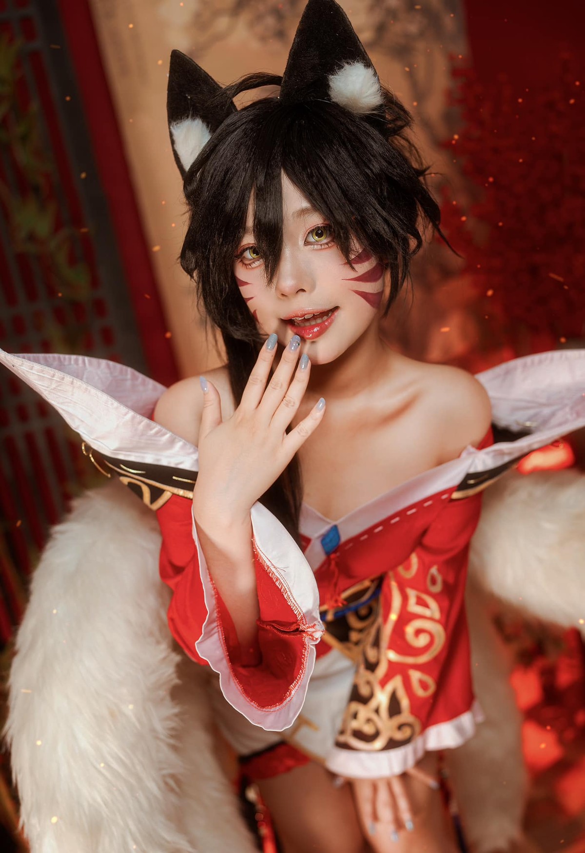 Đu trend cosplay Ahri, mới đây cựu nữ MC Tốc Chiến là Yoonsul đầu tư trang phục cầu kỳ, sao cho giống với bản gốc nhất có thể.