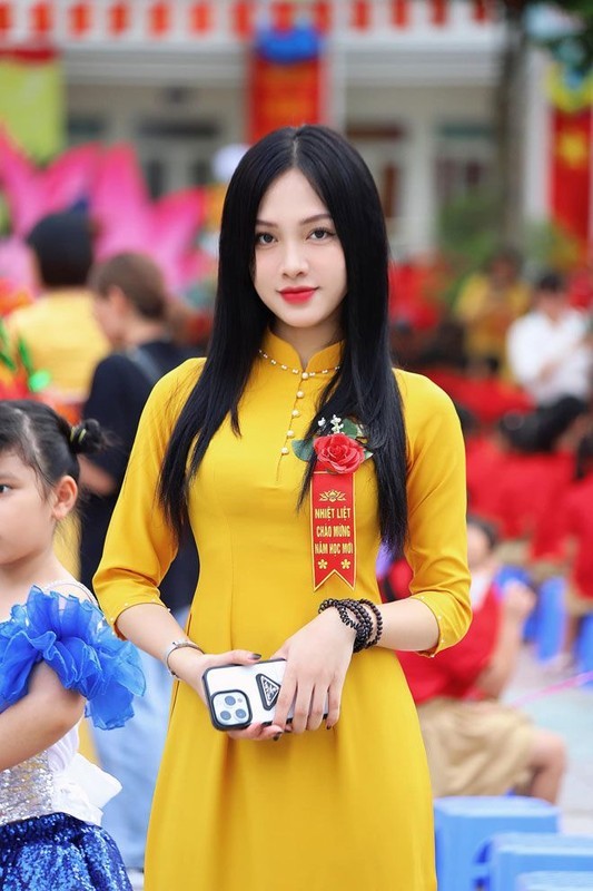 Quế Linh (sinh năm 2000, Hà Nội) thời gian qua gây chú ý khi từng là bạn gái của một cầu thủ Việt nổi tiếng. Trước khi được biết đến với vai trò nàng WAG, cô đã được biết đến với danh xưng “cô giáo hot girl”.