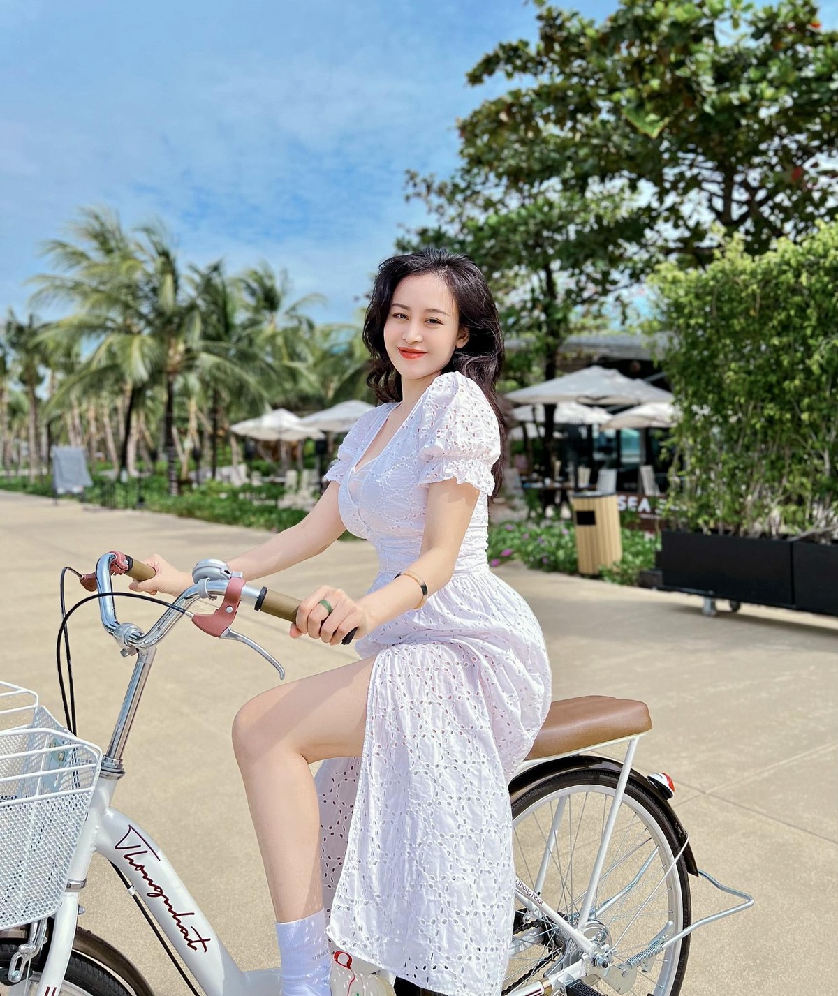 Lê Thị Huyền Anh, sinh năm 1993, được biết đến với nghệ danh Bà Tưng.