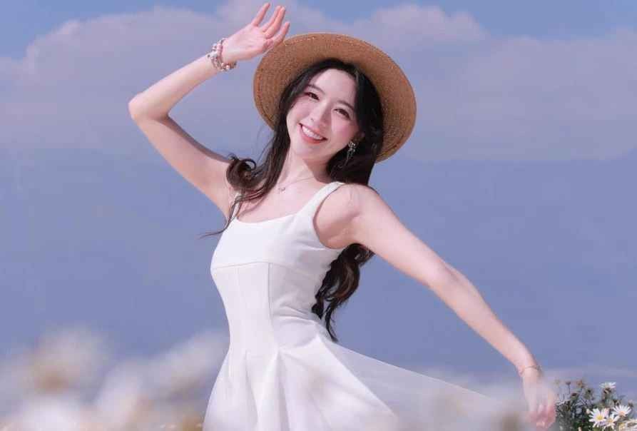 Angela Chong sinh năm 1997, là một hot girl, streamer sở hữu lượng fan đông đảo nhờ vẻ ngoài xinh đẹp cùng lối nói chuyện duyên dáng, cuốn hút.