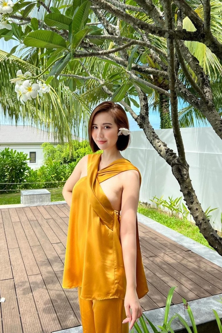 Phan Minh Huyền (nghệ danh là Huyền Lizzie) là hot girl đời đầu Hà thành. Cô nàng thời gian qua trở thành diễn viên các phim giờ vàng trên sóng VTV.