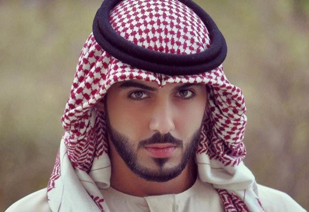 Omar Borkan Al Gala từng làm "chao đảo" mạng xã hội quốc tế hồi 2013 trước thông tin "trai đẹp bị trục xuất". Huffpost tiết lộ chỉ 48 tiếng sau khi câu chuyện này được lan truyền, Facebook của nam thần sinh năm 1989 đã cán mốc 800.000 lượt thích