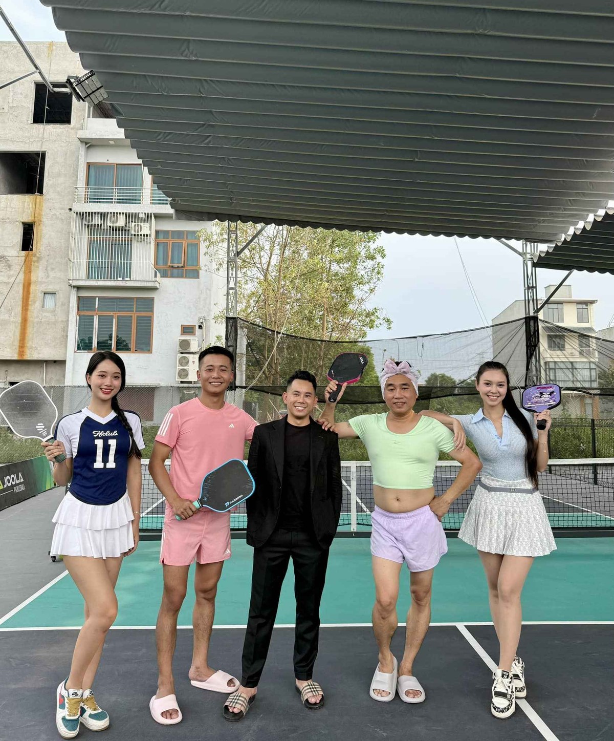 Hình ảnh Quang Linh Vlogs gây chú ý khi đăng tải hình ảnh chơi pickleball. Đặc biệt, danh tính hai cô gái trẻ, xinh đẹp xuất hiện trên sân pickleball cùng nam Youtuber cũng được netizen quan tâm.