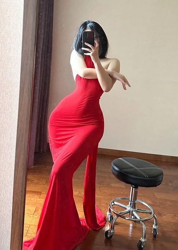 Hot girl Tiêu Nữ được netizen đặt biệt danh là "nữ thần phòng tập gym". Cô nàng gây ấn tượng bởi body đồng hồ cát siêu thực.