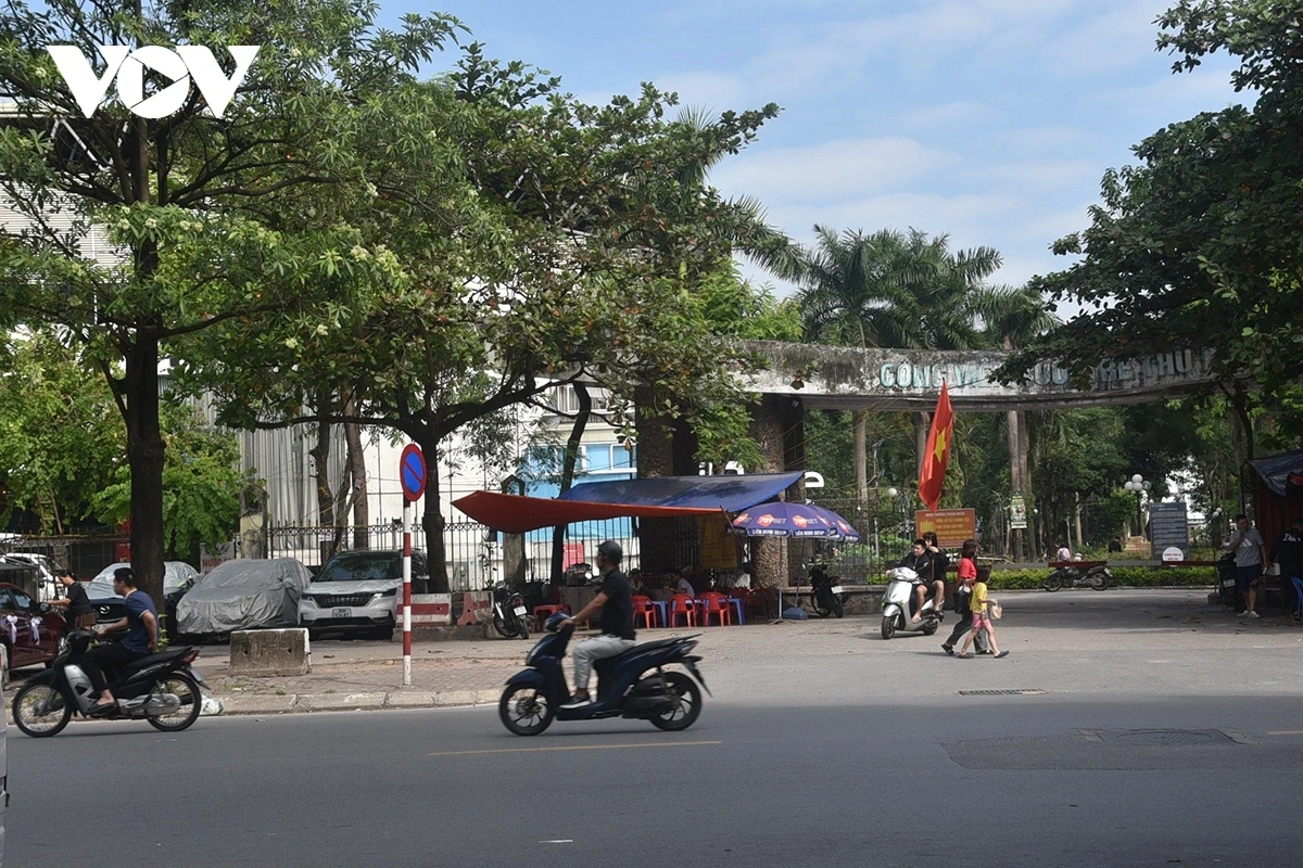 Công viên Tuổi trẻ Thủ đô có diện tích hơn 26 ha nằm trên địa phường Thanh Nhàn, quận Hai Bà Trưng, Hà Nội. Nhiều năm qua trong công viên tồn tại nhiều sai phạm về trật tự xây dựng chưa được xử lý dứt điểm.