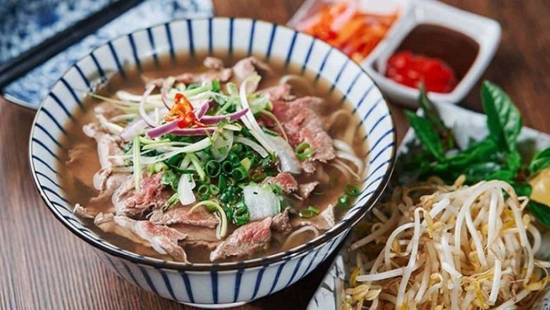 Phở bò Nam Định nổi tiếng với nước dùng trong, ngọt tự nhiên từ xương hầm kỹ, cùng bánh phở mềm, dai.