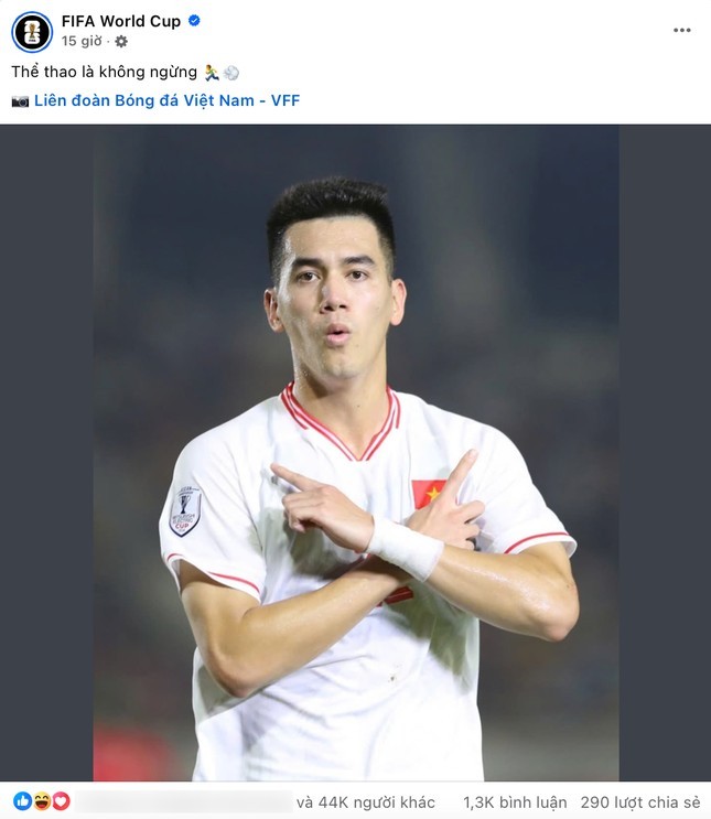 Cụ thể, dòng trạng thái của fanpage có tick xanh Facebook FIFA World Cup đã đăng tải dòng trạng thái: "Thể thao là không ngừng..." cùng biểu tượng một người nỗ lực chạy, kèm theo hình ảnh ăn mừng của cầu thủ Tiến Linh.