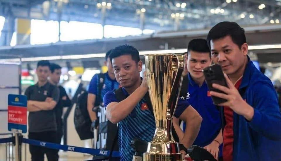 Như đã thông tin, ĐT Việt Nam sẽ mang chiếc cúp vàng AFF Cup rời Thái Lan vào lúc 12h30 (6/1) và đáp xuống sân bay Nội Bài lúc 14h30.