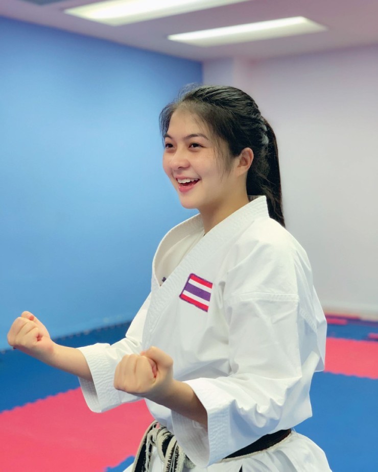 Mansicha, 26 tuổi, sinh ra tại Phuket, Thái Lan, bắt đầu gắn bó với karate từ năm 7 tuổi. Khi còn học tại trường Tiểu học Phuket, cô đã tham gia giải vô địch karate toàn quốc và giành 2 huy chương đồng trong nội dung biểu diễn kỹ thuật dành cho lứa tuổi từ 6 đến 8.