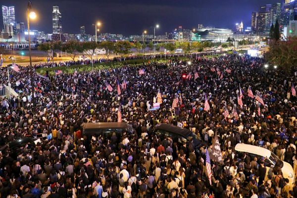 Theo hãng thông tấn Reuters, hàng nghìn người  biểu tình ở Hong Kong đã tham gia vào cuộc tuần hành "Lễ Tạ ơn" hôm 28/11, sau khi Tổng thống Trump ký thông qua Đạo luật Dân chủ và Nhân quyền Hong Kong. (Nguồn ảnh: Reuters)