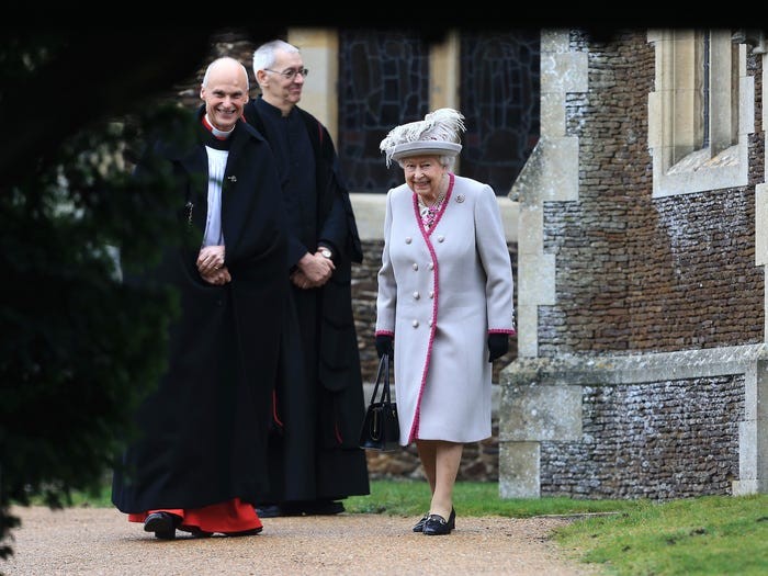 Theo Insider,  Nữ hoàng Anh Elizabeth II luôn tham dự buổi lễ ngày Giáng sinh tại nhà thờ St Mary Magdalene trước khi đến dinh thự Sandringham để bắt đầu kỳ nghỉ. (Nguồn ảnh: Insider)