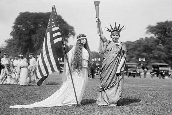 Bức ảnh này chụp trong  Ngày  Quốc khánh Mỹ 4/7 tại thủ đô Washington vào năm 1919. Theo Insider, vào ngày này, nhiều người dân ở Mỹ muốn "hóa thân" thành tượng Nữ thần Tự do. (Nguồn ảnh: Insider)