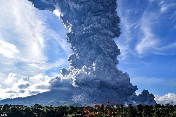 Theo Daily Mail, núi lửa Sinabung phun trào trở lại hôm 8/8 và lần thứ 2 vào ngày 10/8 sau hơn một năm "ngủ yên", khiến bầu trời trở nên tối sầm. (Nguồn ảnh: Daily Mail).