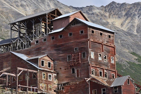 Kennecott, một thị trấn hẻo lánh ở Alaska (Mỹ), đã bị bỏ hoang hoàn toàn từ năm 1950. Thị trấn này từng là trung tâm khai thác đồng từ năm 1911 đến 1938, nhưng sau khi nguồn cung cấp đồng trong khu vực bị giảm sút, dân số của Kennecott cũng giảm dần. Ngày nay, nhiều tòa nhà bằng gỗ ọp ẹp vẫn tồn tại trong  thị trấn bỏ hoang ở Mỹ này. (Nguồn ảnh: Insider)