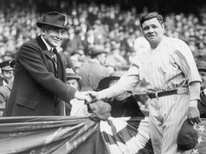 Gần một thế kỷ trước, Tổng thống Mỹ khi đó là ông Warren Harding bắt tay huyền thoại bóng chày Babe Ruth tại sân vân động Yankee. Theo Insider, ông Warren là một "fan cuồng" bóng chày. (Nguồn ảnh: Insider)