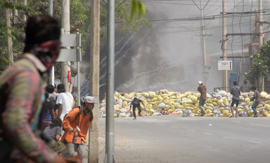 Theo số liệu của Hiệp hội hỗ trợ tù nhân chính trị Myanmar, ít nhất 38 người thiệt mạng và hàng chục người khác bị thương trong các cuộc biểu tình tiếp diễn tại nước này hôm 14/3. (Nguồn ảnh: Reuters)