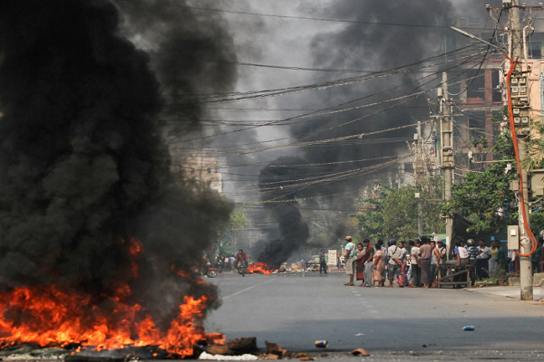 Cuộc biểu tình ở Myanmar nhằm phản đối chính quyền quân sự vẫn tiếp diễn. Ảnh: Reuters.   