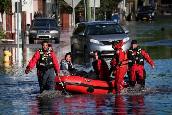 Theo Reuters, trận  mưa lũ lịch sử ở New York do bão Ida gây ra đã khiến nhiều con đường ngập trong nước, phương tiện bị mắc kẹt,...(Nguồn ảnh: Reuters)