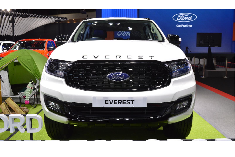 Điểm nhấn  Ford Everest Sport 2020 mới chính là nhấn màu đen xuất hiện ở vỏ đèn sương mù, ốp gương chiếu hậu và đường ray mái. Lưới tản nhiệt ở mẫu Everest Sport nổi bật hơn so với các biến thể khác. Thay vì lưới tản nhiệt dạng ba thanh thường thấy trên các biến thể Titanium và Titanium +, thì Sport được bố trí dạng lưới và được phủ nước sơn đen bóng. Bên dưới cản trước mở rộng với một khe hút gió lớn và đèn sương mù nằm hai bên.