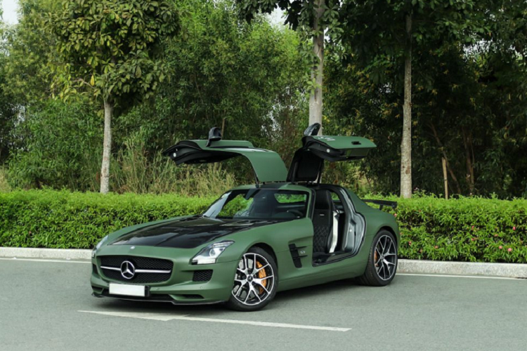 Có mặt tại Việt Nam một cách đầy bất ngờ vào cuối năm 2014,  siêu xe Mercedes-Benz SLS AMG GT Final Edition từng thuộc sở hữu của một doanh nhân nổi tiếng với bộ sưu tập xe đồ sộ với những cái tên như : Rolls-Royce Phantom, Rolls-Royce Ghost, Maybach 62S, Bentley Mulsanne, Mercedes-Maybach S400, Mercedes-Benz S500 Cabriolet,…