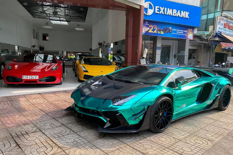 Mới đây, những hình ảnh về siêu phẩm  Lamborghini Aventador Edition 50 độ thuộc sở hữu của một thành viên Car Passion sinh sống tại TP.Vũng Tàu, đang đỗ trước cửa một công ty chuyên kinh doanh xe sang tại quận 5, TP HCM đã nhanh chóng thu hút sự quan tâm của cộng đồng yêu xe.