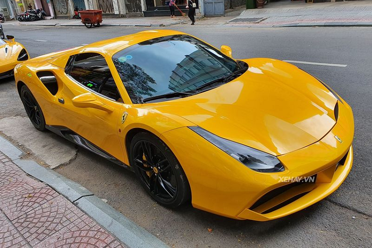 Theo tìm hiểu,  siêu xe Ferrari 488 Spider trong bài viết nguyên bản có màu sơn trắng và đồng thời cũng là chiếc 488 Spider đầu tiên tại Việt Nam sở hữu màu sơn này. Tuy nhiên, sau một thời gian dài sử dụng, chủ nhân của xe đã quyết định tân trang lại "bộ cánh" mới cho siêu phẩm nước Ý, chuyển sang màu vàng rực rỡ và nổi bật cùng gói độ body-kit Novitec Rosso hầm hố.