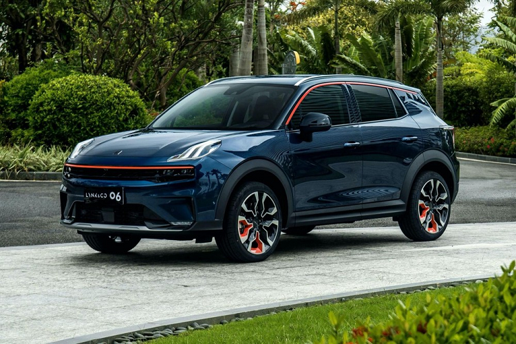 Mới đây, thương hiệu  Lynk &amp; Co thuộc Geely đã ra mắt thêm một mẫu SUV mới tại thị trường nội địa Trung Quốc, và tương tự như mẫu xe trước đây, nó mang cái tên đơn giản là 06. Hơn nữa, cái tên này còn có thể khiến một số người cảm thấy bối rối bởi nó không hề nói lên kích thước của chiếc xe. Trên thực tế, 06 là mẫu xe nhỏ nhất trong dòng sản phẩm SUV của Lynk &amp; Co, định vị bên dưới SUV 01 và crossover 02.