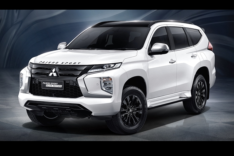  Mitsubishi Pajero Sport Elite Edition 2020 hứa hẹn đem đến ngoại hình độc đáo và nam tính hơn cho các khách hàng. Nhất là ở những chi tiể trang trí màu đen. Theo đó, một số điểm mới của bản Elite Edition so với bản thông thường tại Thái là: Lưới tản nhiệt đen; Logo PAJERO SPORT trên nắp xe, thảm sàn; Logo Elite Edition ở đuôi xe; Ống xả viền thép không gỉ; Bộ mâm 18 inch hợp kim màu đen; Set trang trí cản trước và sau màu đen; Thanh giá nóc màu đen; Cánh gió sau màu đen; Đuôi cá mập trang trí màu đen; Ốp cửa màu nâu; Ghế da nâu; Camera DVR trước...