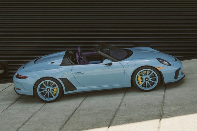  Porsche 911 Speedster mới là mẫu siêu xe được thiết kế loại bỏ phần ghế hành khách phía sau, thay vào đó chính là thiết kế tạo hình liền mạch của phần nắp sau. Đây cũng chính là thiết kế đặc trưng xuyên suốt của những chiếc Speedster đến từ Porsche, khởi đầu bởi mẫu 356 Speedster vào năm 1954.