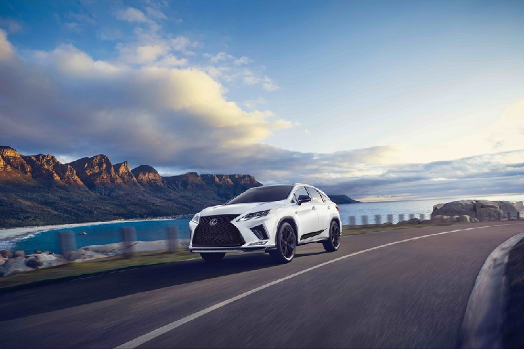 Sau khi giới thiệu ES Black Line 2021 hồi tuần trước, Lexus tiếp tục vén màn phiên bản đặc biệt của dòng SUV RX 2021 tại thị trường Mỹ. Được xây dựng trên phiên bản F Sport, bản đặc biệt Black Line có trên  Lexus RX 350 và RX 450h.