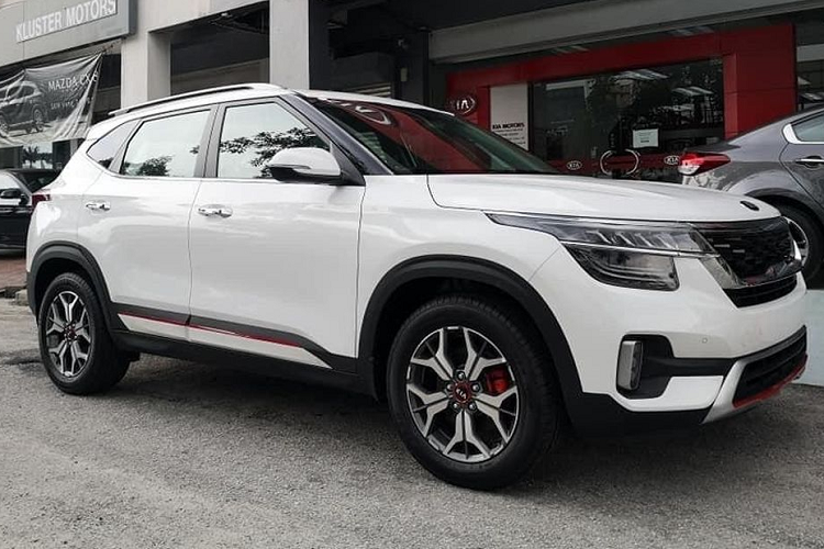  Kia Seltos 2021 mới ra mắt tại Malaysia hồi đầu năm nay nhưng cho tới thời điểm hiện tại, mẫu crossover hạng B này vẫn chưa được mở bán do ảnh hưởng của đại dịch Covid-19 trên toàn cầu. Nếu như ở Việt Nam, Kia Seltos được bán ra với 6 phiên bản thì tại Malaysia, Seltos chỉ được bán ra với 2 phiên bản, bao gồm bản EX tiêu chuẩn và bản GT-line cao cấp nhất.