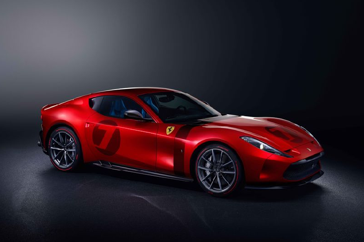 Một chiếc  siêu xe Ferrari Omologata độc bản đã được nhìn thấy trong quá trình chạy thử trên đường đua Fiorano cho một trong một thử nghiệm ngắn ngủi nhưng hiệu quả. Tuy những chiếc xe mang động cơ V12 vang vọng xung quanh đường đua này có thể đã quá quen thuộc, nhưng với vẻ bề ngoài lôi cuốn độc đáo của chiếc xe đã thu hút được sự quan tâm đặc biệt của những người yêu thích thương hiệu Ngựa chồm. 