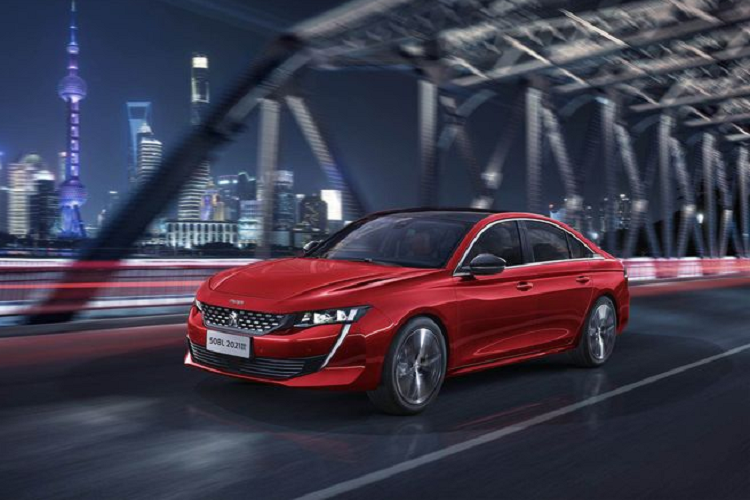  Peugeot 508 L 400 THP 2021 mới hiện đang có mặt tại Triển lãm ô tô Bắc Kinh 2020, 400 THP là biến thể ở giữa 360 THP và PHEV (ra mắt vào cuối năm nay), 400 THP mới có công suất 208 mã lực tại dải tua 5.500 vòng/phút, mô-men xoắn 300Nm trong khoảng 1.900 - 4.500 vòng/phút.