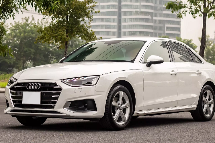 Ra mắt lần đầu tiên tại Việt Nam hồi tháng 5/2020 vừa qua, đến nay một chiếc  Audi A4 đời 2020 (facelift) đã lên sàn xe cũ. Xe thuộc phiên bản 40 TFSI đi kèm với các trang bị ở mức tiêu chuẩn. Hiện tại, xe đã lăn bánh được khoảng 1.168 km và có thể gọi là xe chạy “lướt” như mới.