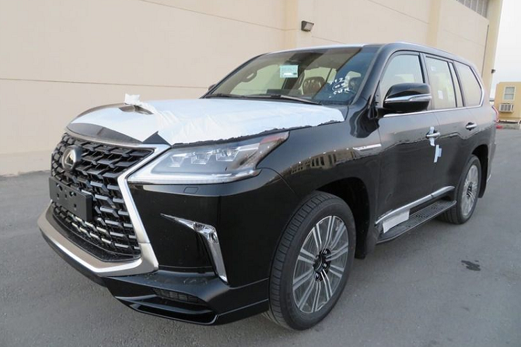 Mẫu SUV hạng sang  Lexus LX 570 Super Sport S 2021 mới vốn được phát triển riêng cho thị trường Trung Đông nhưng giới nhà giàu ở Việt Nam cũng rất hứng thú với mẫu xe này. LX570 Super Sport S 2021 thật ra chỉ có một vài nâng cấp ở ngoại thất so với bản cũ, xe được nhập về chủ yếu với hai màu đen và trắng.