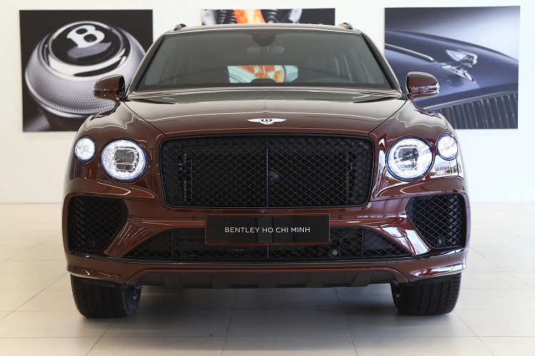 Một chiếc  Bentley Bentayga 2021 mới màu nâu vừa xuất hiện tại TP. HCM. Đây là chiếc Bentayga phiên bản nâng cấp mới đầu tiên được nhập về chính hãng. Hiện tại, xe đã được giao cho chủ mới.