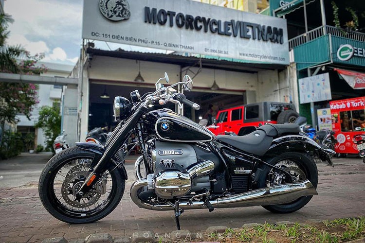 Sau khi ra mắt thị trường thế giới, mẫu cruiser cổ điển  BMW R18 First Edition mới đã chính thức có mặt tại Việt Nam. Trước đó, vào tháng 11/2020 BMW R18 với hai phiên bản tiêu chuẩn và First Edition từng được BMW Motorrad trình làng thị trường Đông Nam Á thông qua màn ra mắt tại Malaysia.