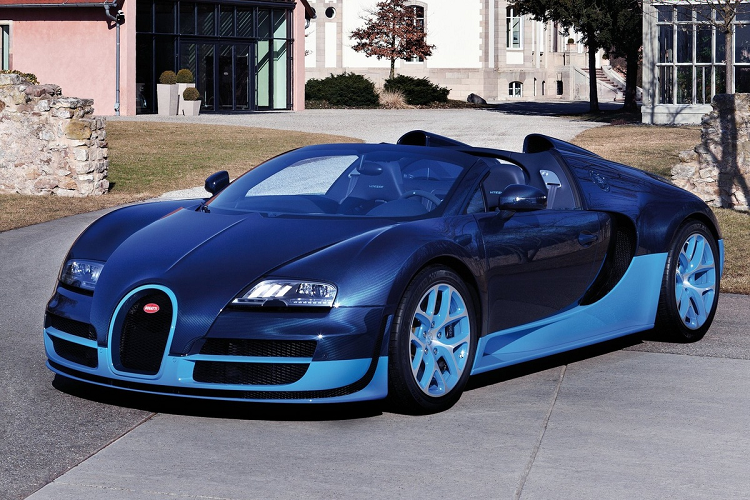  Bugatti Veyron Grand Sport Vitesse  Từng giữ vị trí "ông hoàng tốc độ", Bugatti Veyron vẫn được giới siêu xe săn đón dù đã bị khai tử từ lâu. Trước đây, chiếc Veyron được đại gia Minh Nhựa mang về Việt Nam và đó vẫn là chiếc duy nhất từ năm 2012 đến nay. Nếu chiếc  Bugatti Veyron về Việt Nam trước đây là bản tiêu chuẩn thì mẫu xe sắp tới sẽ là phiên bản đặc biệt Veyron Grand Sport Vitesse. Bugatti Veyron Grand Sport Vitesse là phiên bản targa của chiếc Veyron Super Sport.