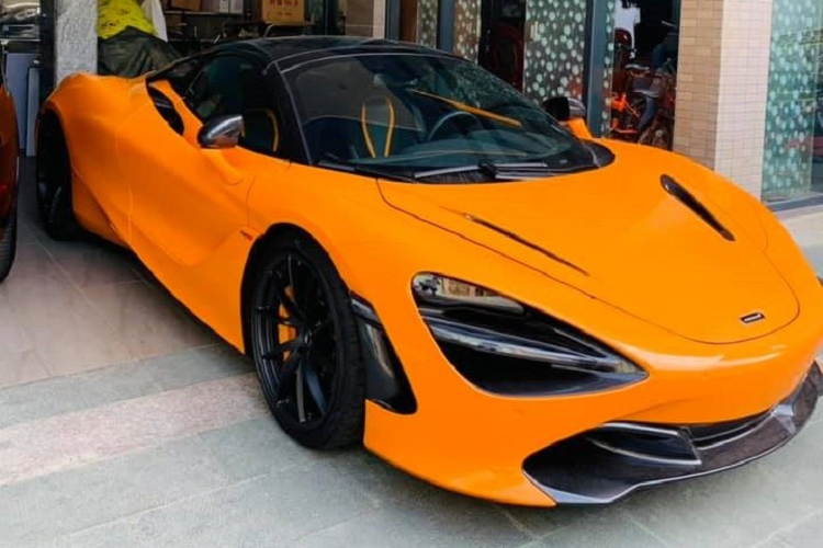 Hiện dòng siêu xe mui trần  McLaren 720S Spider mới đang lăn bánh tại Việt Nam có khoảng 8 chiếc và phần lớn xe đều định cư ở trong Thành phố Hồ Chí Minh. Mới đây nhất, một chiếc siêu xe McLaren 720S Spider đã bị bắt gặp dạo phố tại tỉnh Bà Rịa - Vũng Tàu. Điều thú vị ở đây chính là việc chiếc siêu xe mui trần 720S Spider này không phải mang biển Sài thành mà đeo hẳn "hộ khẩu" 72 của tỉnh Bà Rịa - Vũng Tàu