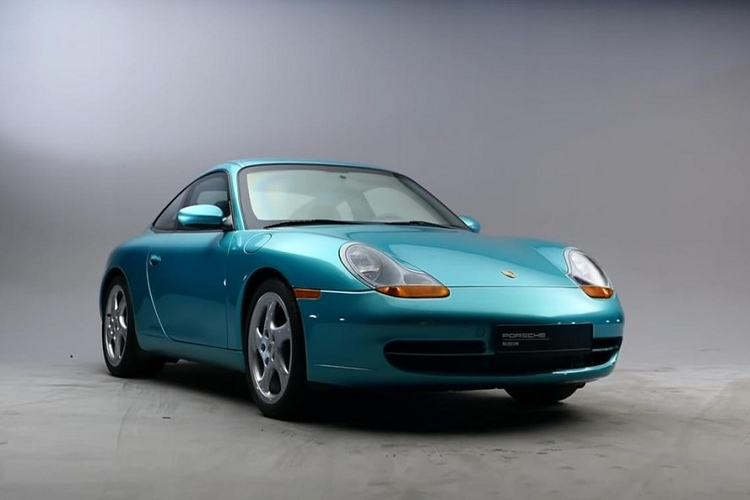 Thế hệ 996 của mẫu  Porsche 911 nổi tiếng có lẽ ít được người hâm mộ cũng như khách hàng yêu thích nhất. Nguyên nhân có thể là vì cụm đèn pha xấu xí, độ tin cậy hoặc thực tế là nó không được làm mát bằng không khí như những người tiền nhiệm. Dù lý do là gì, nó là đứa con ít được yêu mến nhất trong đại gia đình 911. Nhưng chiếc 996 ở đây lại khác biệt so với số còn lại.